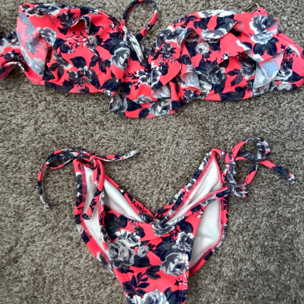 Ruffles Scrunch butt bikini